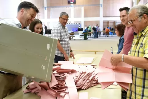 Freinsheims neuer Bürgermeister Jochen Weisbrod leert eine Wahlurne in der Turnhalle aus.