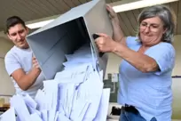 Sonntag, 18 Uhr: Das Auszählen der Stimmen kann beginnen. Malte Ehlen und Susanne Mehling holen die Stimmzettel aus der Urne.