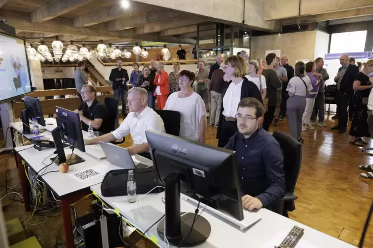 Die auf große Displays übertragenen Ergebnisse im Rathausfoyer sorgten bei den Anwesenden nicht wirklich für gute Laune.