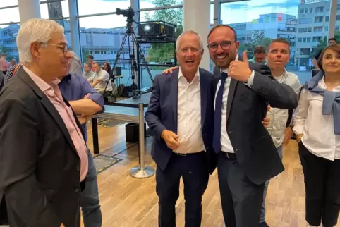 Peter Uebel gratuliert Dennis Schmidt (CDU) zum Wahlsieg bei der Ortsvorsteherwahl. 