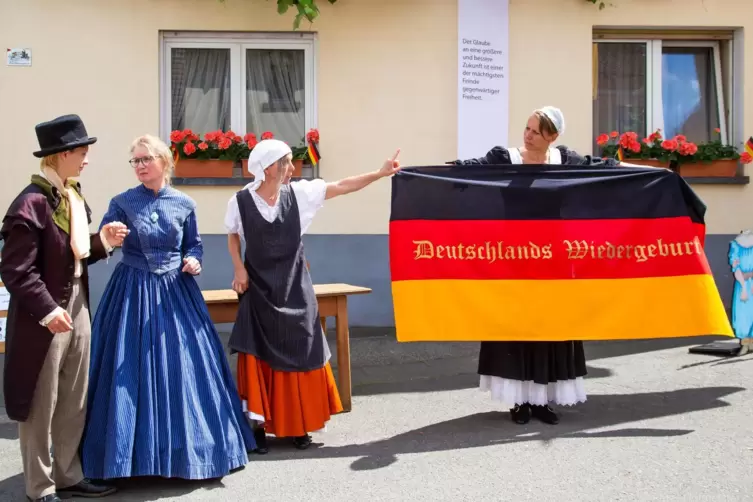 Aufführung des Hambacher Ensembles Theater in der Kurve beim Fest Schwarz-Rot-Gold 2022. 