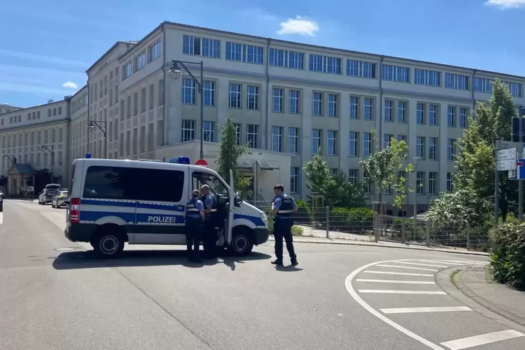 Das Rheinberger-Gebäude ist von Einsatzkräften umstellt.