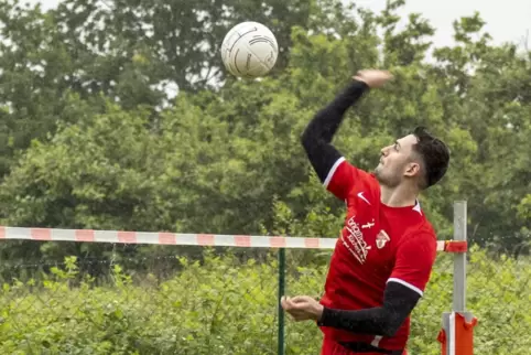 Tiefenthals Alexander Jakoby beim Schmetterschlag.