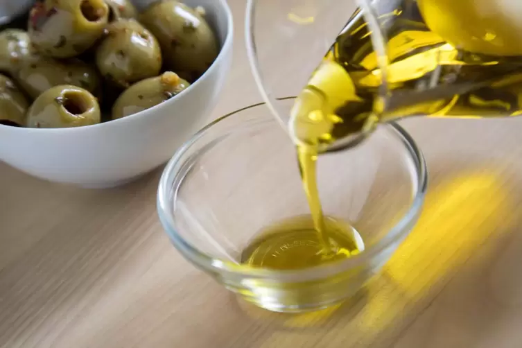Der Stiftung Warentest zufolge hängen die aktuell hohen Olivenölpreise unter anderem mit dem Klimawandel zusammen. Häufige Dürre