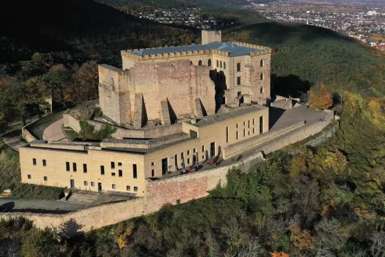 Die konstituierende Sitzung des Bezirkstags findet im September auf dem Hambacher Schloss statt. 