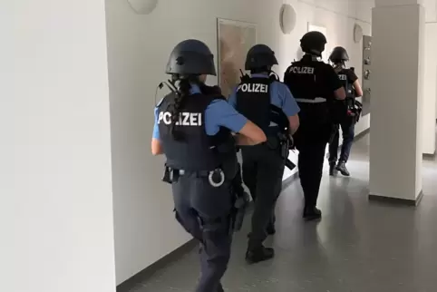 Im Rheinberger kontrollierte die Polizei jeden Raum. 