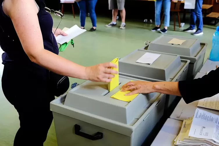 Hier rein, bitte: Wahlurnen in der ehemaligen Hauptschule Nord. 