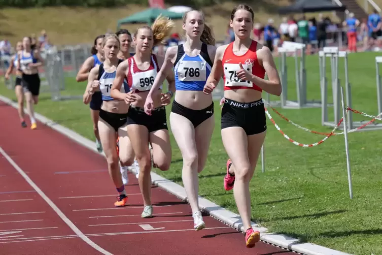 Über 800 Meter nicht zu schlagen: Hannah Schmitz vom 1. FC Kaiserslautern, hier schon an der Spitze des Feldes.