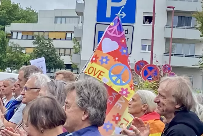 Kürzlich wurde in Kibo noch mit bunten Fahnen gegen die AfD protestiert. Jetzt sitzen die Blauen mit sieben Mann im Donnersberge