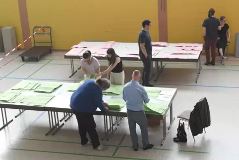 Stimmen für den Kreistag werden auch in der Friedelsheimer Schwabenbachhalle ausgezählt. 