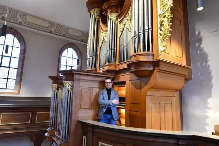 Der Freinsheimer Organist Kai Schreiber, hier an seiner Hausorgel in der protstantischen Kirche am Markt, macht in der kommenden