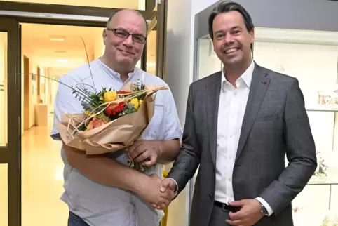 Oberbürgermeister Nicolas Meyer gratuliert dem einzigen wiedergewählten Ortsvorsteher Uwe Klodt. 