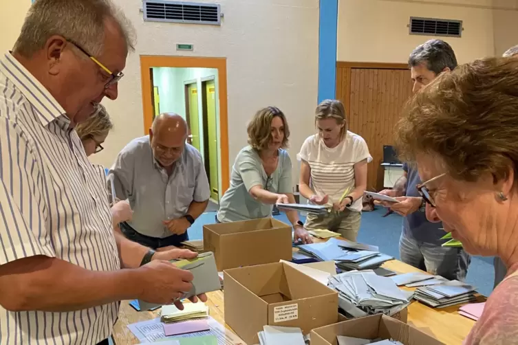 Szenen einer Wahlnacht: Hier werden in Weisenheim am Sand Stimmzetttel gezählt. 