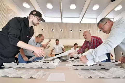 Wenn im Wahllokal die Urne geleert wird, ist das ein besonderer Moment. Doch sofort wird’s stressig, wie hier am Sonntagabend in