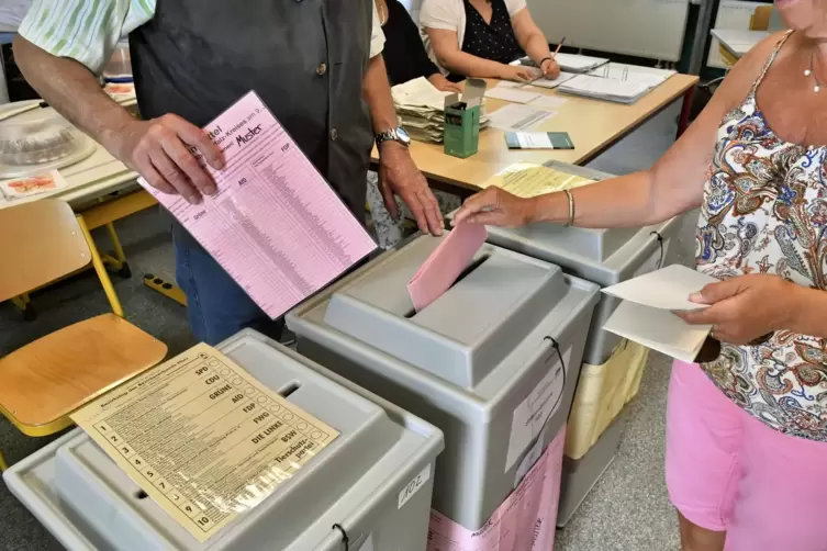 Szene aus einem Bobenheim-Roxheimer Wahllokal am Sonntag. Vier Stimmzettel sollten die dortigen Wähler für die Kommunalwahlen au