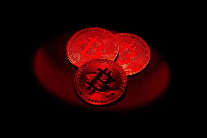 Bitcoin-Münzen liegen auf einem Tisch