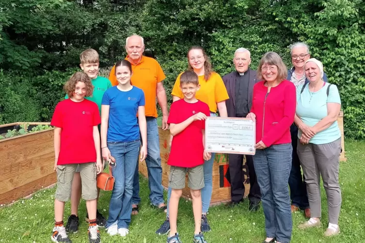 Strahlende Gesichter bei der Spendenübergabe im Park des HPH. 