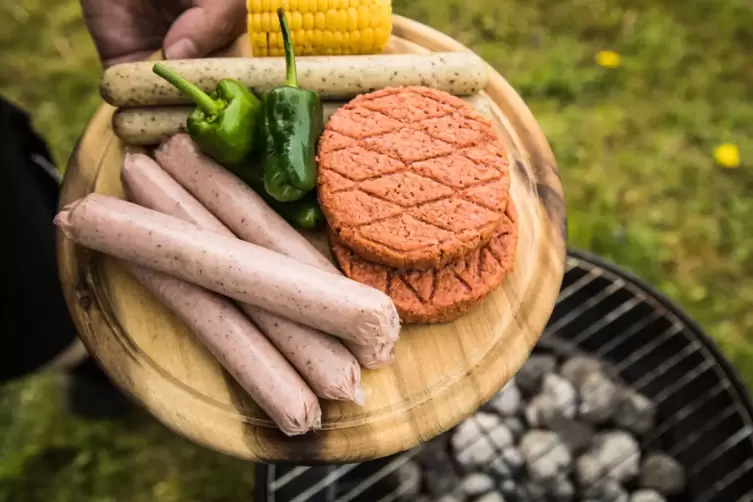 Ein Holzbrett mit verschiedenen Fleischersatzprodukten