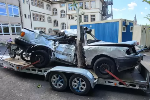 Mahnendes Beispiel: die Überreste eines alten Audi 80, der bei einem Unfall gegen einen Baum geprallt war. 