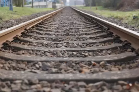 Der Mann spazierte auf den Bahngleisen umher. 