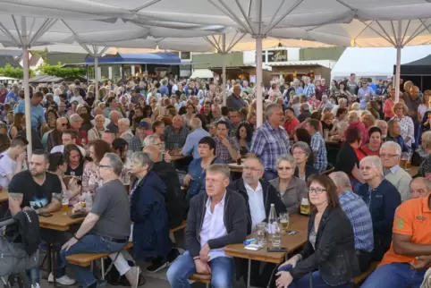 Freie Sitzplätze waren Mangelware: Unser Foto zeigt das Marktplatzfest 2019.