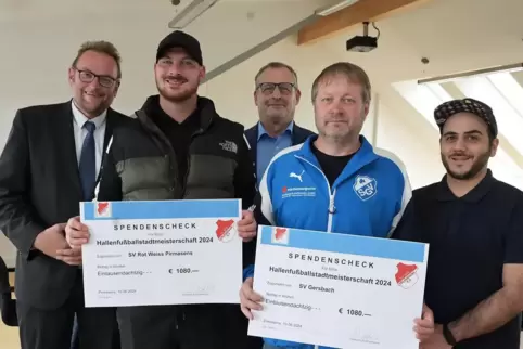 Das Foto zeigt von links OB Markus Zwick, Tobias Leiner (SV Rot-Weiß), Dirk Kapitulski, Heiko Müller (Gersbach) und Domenico Zaf