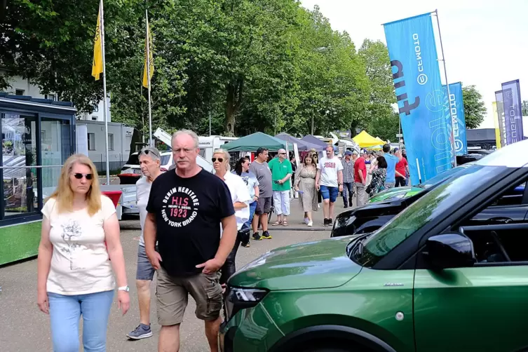 Gleich mehrere Autohäuser präsentierten sich auf dem Messeplatz.