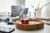 Getränke stehen auf einem Schreibtisch