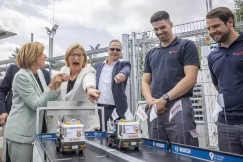 Saar-Ministerpräsidentin Anke Rehlinger (zweite von links) hat Grund zum Jubeln: Ihr Spielzeug-Lkw überquert schneller die Ziell