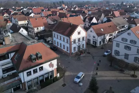 Blick ins Zentrum von Hagenbach. In dem Gebäude im Vordergrund hat die VG-Verwaltung ihren Sitz, dort tagt auch der Verbandsgeme