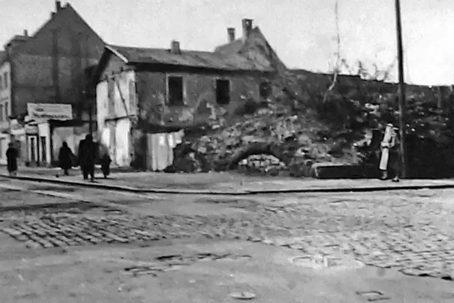 Nach dem Zweiten Weltkrieg blieb der Bereich um die Fackelstraße zunächst ein »aufgeräumter Trümmerhaufen«.