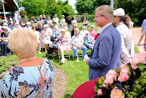 Taufe bei bestem Wetter: Der Baden-Badener Gartenamtsleiter Markus Brunsing (im Anzug) präsentiert die Rose „Zauberhaft“.