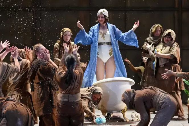 Die Pharaonentochter Amneris (Judith Braun) badet: Die Inszenierung spilet mit allerlei Verweisen auf die kostbare Ressource Was
