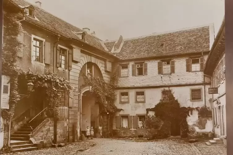 Foto-Idylle anno dazumal: Wie ein Riegel schließt das Haus, dessen älteste Teile aus dem 14. Jahrhundert stammen, die Bebauung d