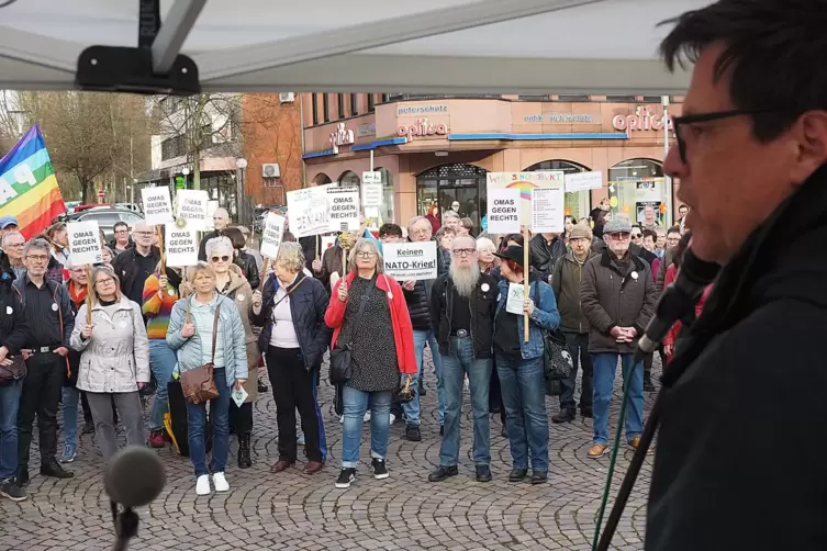 Oberbürgermeister Marold Wosnitza (rechts) setzt sich für ein buntes, offenes tolerantes Zweibrücken ein, so wie hier im März be