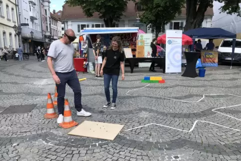 Björn Schmitt wagt sich im Selbsttest an den Alkoholbrillen-Parcours. Melanie Abel schaut zu und passt auf, dass er nicht hinfäl