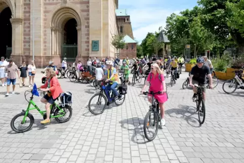 Teilnehmer strömen aus: Das Stadtradeln hat begonnen. 