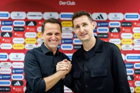 Miroslav Klose (rechts ) und Sportvorstand Joti Chatzialexiou.