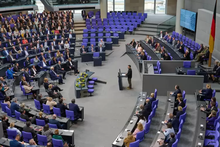 Die Reihen der AfD-Fraktion blieben fast leer, als der ukrainische Präsident Selenskyj vor die Bundestagsabgeordneten trat. 