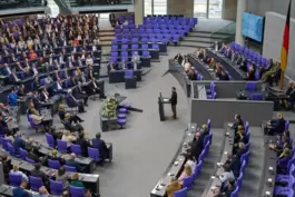 Die Reihen der AfD-Fraktion blieben fast leer, als der ukrainische Präsident Selenskyj vor die Bundestagsabgeordneten trat. 