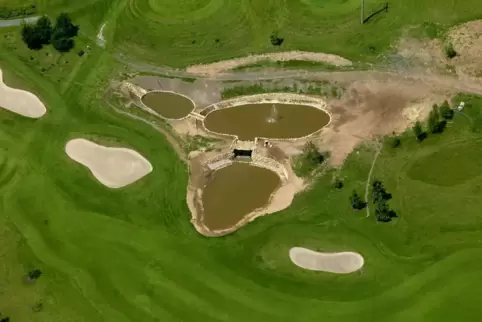 Ein Blick von oben auf den Golfplatz am Röderhof. 