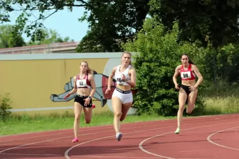 200 Meter der Frauen U20 (von links): Ronja Wulfert, Siegerin Chistina Emser und Franziska Böger. 