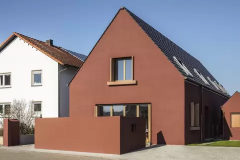 Mit seinem intensiven Farbton, die je nach Himmel zwischen rostigem Rot und gebranntem Erdbraun changiert, fällt das Haus sofort