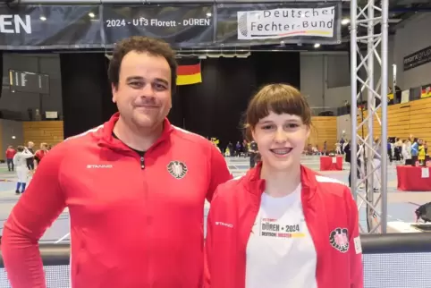 TSG-Trainer Max Luczak mit U13-Florettfechterin Lara Hensen nach einem erfolgreichen Auftritt bei den deutschen Meisterschaften 