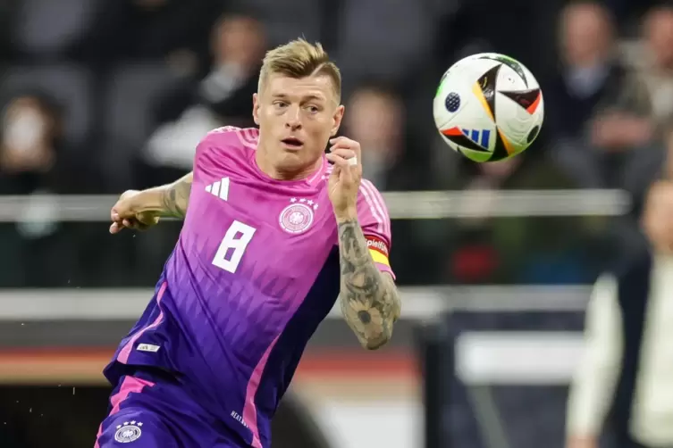 Der Ball hört (fast) immer auf ihn: Toni Kroos während des Testspiels im März gegen die Niederlande. 