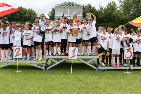 Die Sieger noch mit EM-Pokal, die platzierten Teams mit Medaillen: Deutschland (Mitte) gewinnt die Zweibrücker Mini-EM der Grund