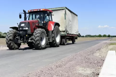 Hier ist die Nordwestumfahrung für Landwirte zwischen Ruchheim und Mutterstadt zu sehen – auf der Straße rollen Landwirte mit Wa