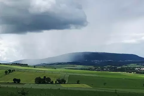 Eine einzelne Regenwolke am höchsten Berg der Pfalz, dem Donnersberg: Das Wetter bleibt wechselhaft.