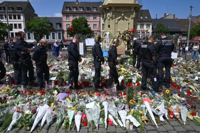 Polizeibeamte gedenken am Marktplatz ihres getöteten Kollegen.