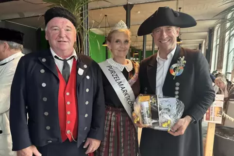 Der Wangener Stadtbürgermeister Michael Lang (rechts) zusammen mit Purzelmarktkönigin Jeany I. und Vereinsmitglied Werner Dietri